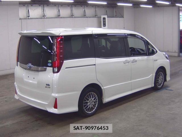 Toyota NOAH 2017-05 8216998-4