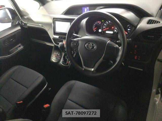 Toyota NOAH 2021-06 8217040-2