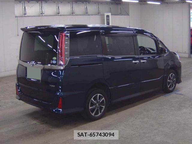 Toyota NOAH 2018-08 8217072-4