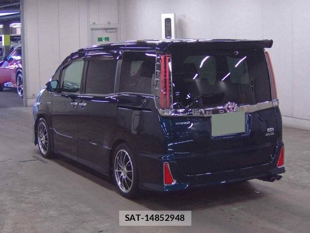 Toyota NOAH 2018-01 8217080-1