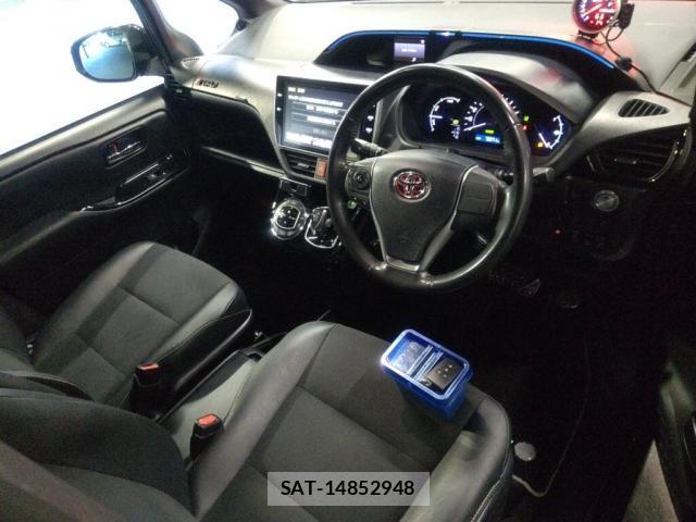 Toyota NOAH 2018-01 8217080-2