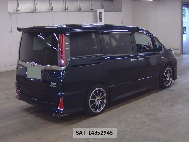 Toyota NOAH 2018-01 8217080-4