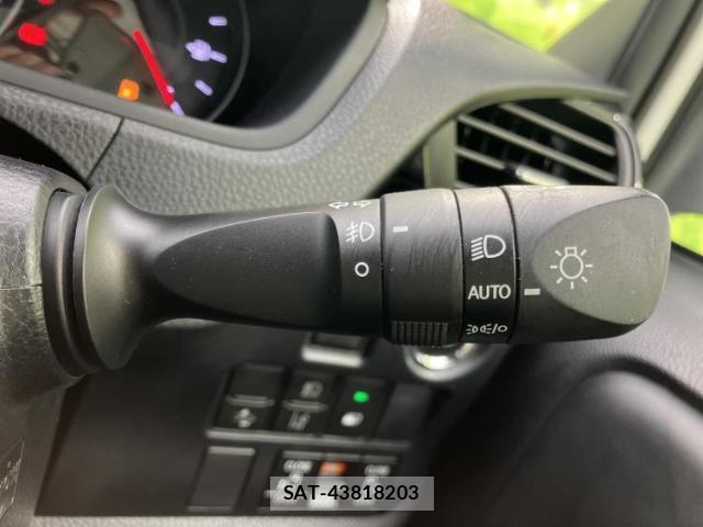 Toyota NOAH 2021-05 8217210-15