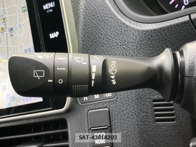 Toyota NOAH 2021-05 8217210-16