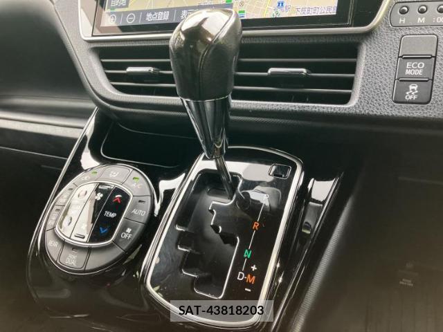 Toyota NOAH 2021-05 8217210-17