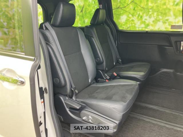 Toyota NOAH 2021-05 8217210-4