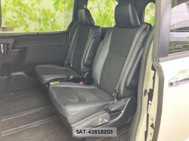 Toyota NOAH 2021-05 8217210-7