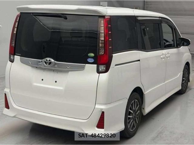 Toyota NOAH 2014-09 8217447-1
