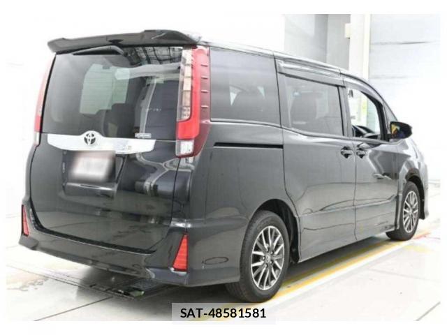 Toyota NOAH 2015-01 8217533-1