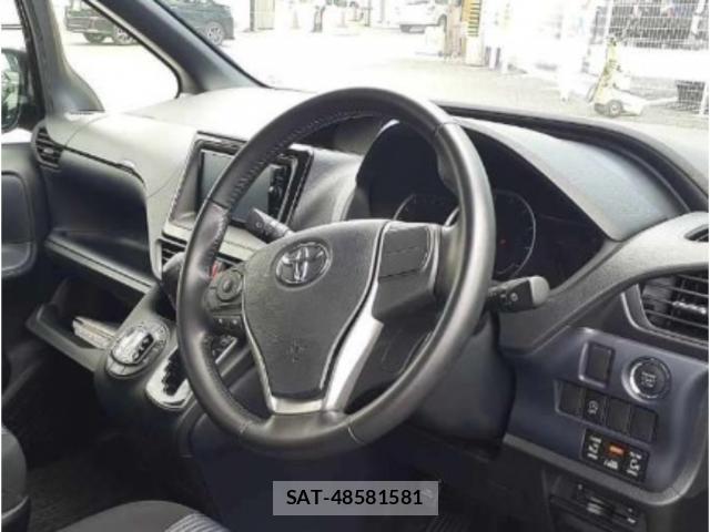 Toyota NOAH 2015-01 8217533-2