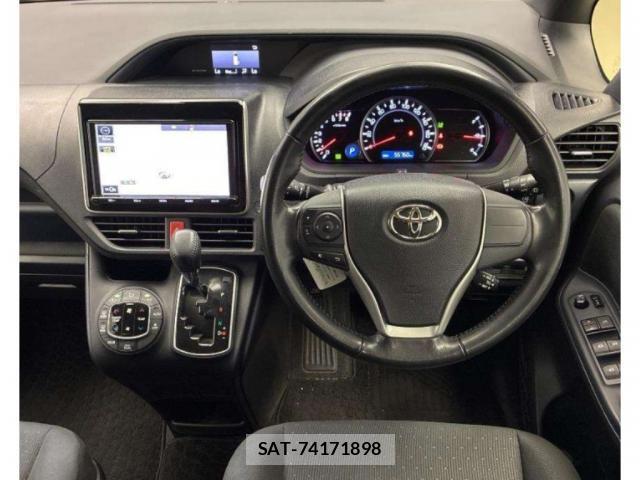 Toyota NOAH 2017-03 8217716-2