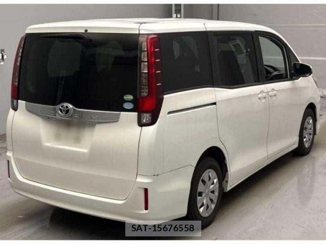 Toyota NOAH 2016-02 8217726-1