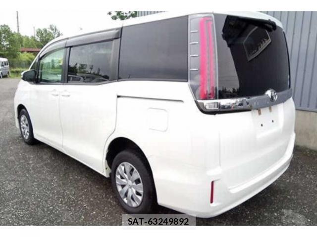 Toyota NOAH 2017-09 8217734-1