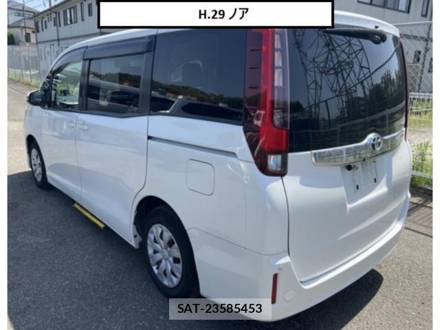 Toyota NOAH 2017-04 8217737-1
