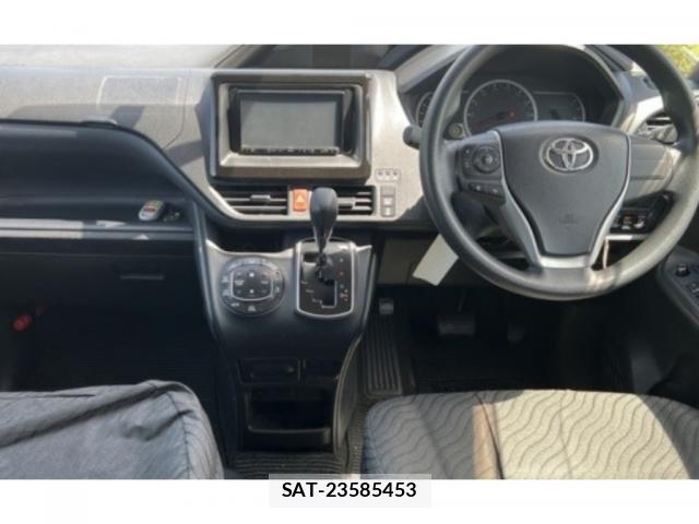 Toyota NOAH 2017-04 8217737-2