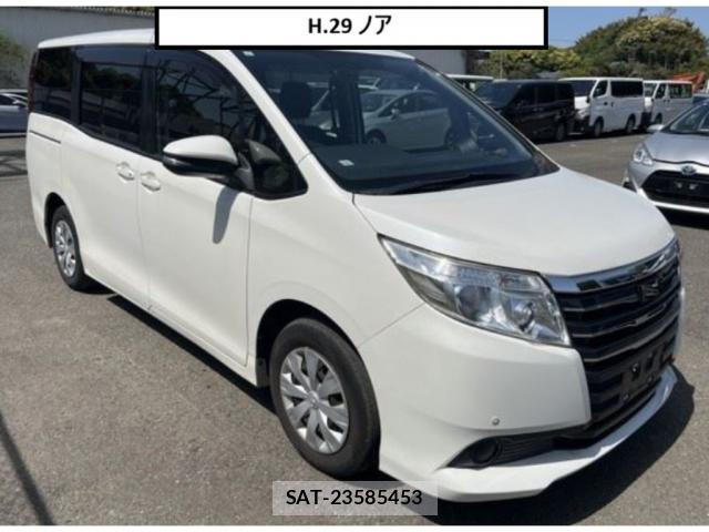 Toyota NOAH 2017-04 8217737-3