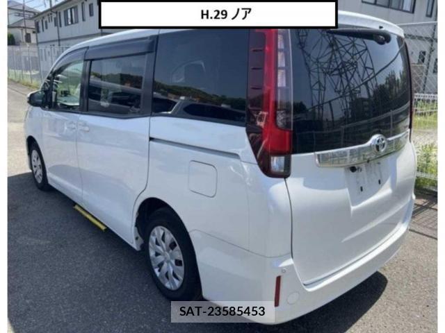 Toyota NOAH 2017-04 8217737-4