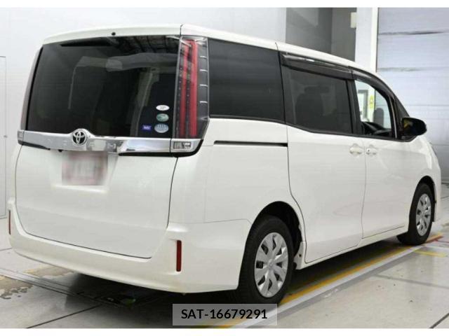 Toyota NOAH 2018-03 8217778-1