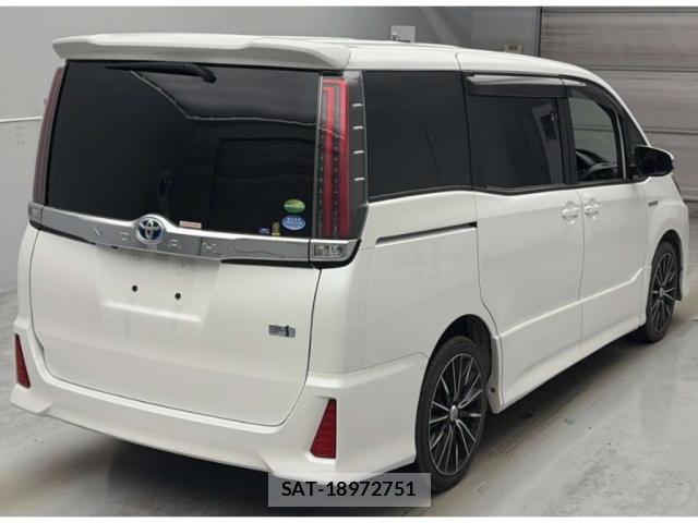 Toyota NOAH 2017-10 8217934-1
