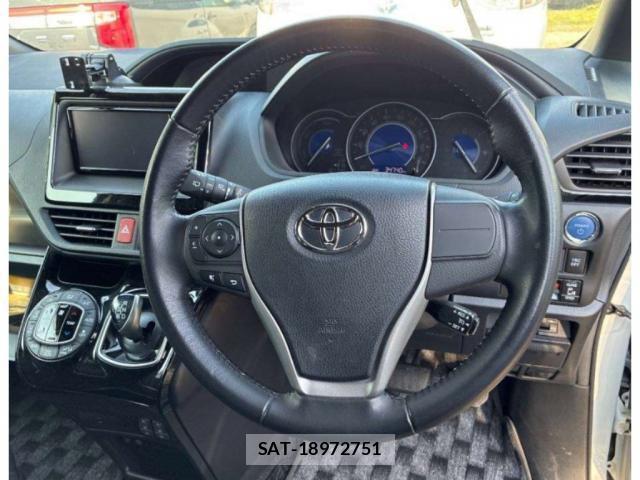 Toyota NOAH 2017-10 8217934-2