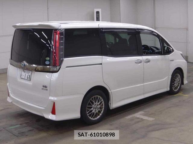 Toyota NOAH 2018 8218007-1