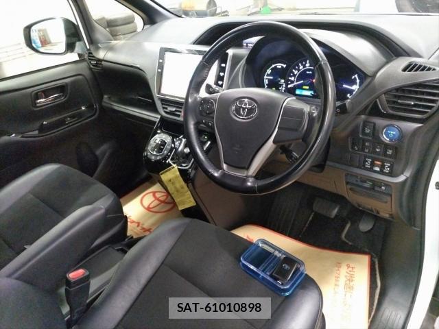 Toyota NOAH 2018 8218007-2