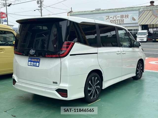 Toyota NOAH 2025-04 8218213-1