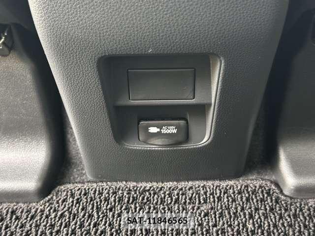 Toyota NOAH 2025-04 8218213-11