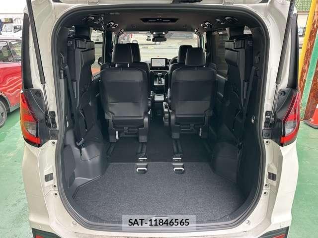 Toyota NOAH 2025-04 8218213-14
