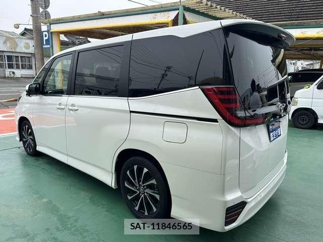 Toyota NOAH 2025-04 8218213-3