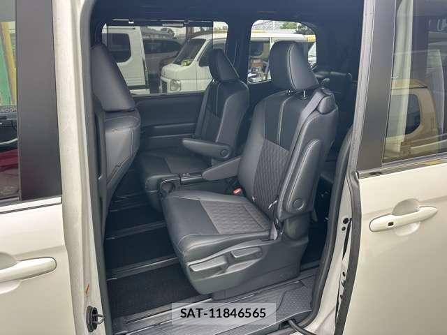 Toyota NOAH 2025-04 8218213-5