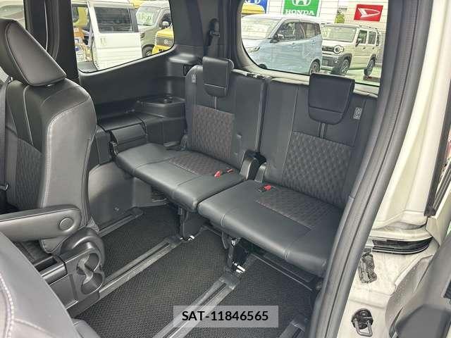 Toyota NOAH 2025-04 8218213-6