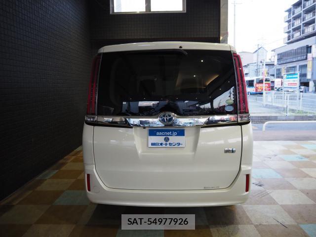 Toyota NOAH 2018-02 8218358-1