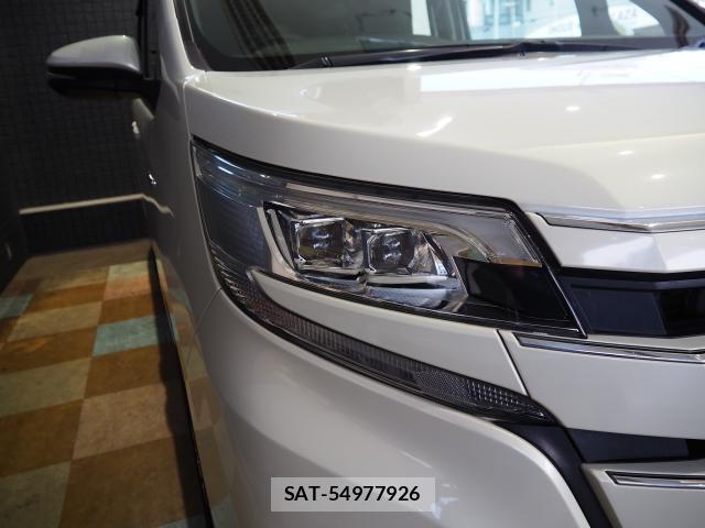 Toyota NOAH 2018-02 8218358-11