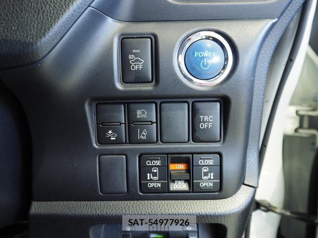 Toyota NOAH 2018-02 8218358-15