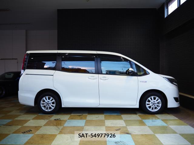 Toyota NOAH 2018-02 8218358-3