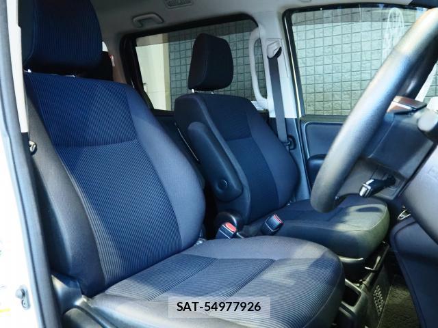 Toyota NOAH 2018-02 8218358-5