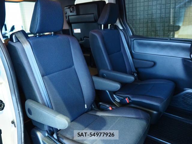 Toyota NOAH 2018-02 8218358-6
