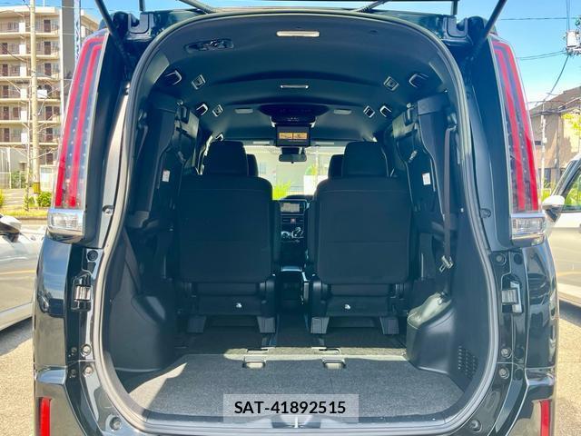 Toyota NOAH 2017-07 8219217-18