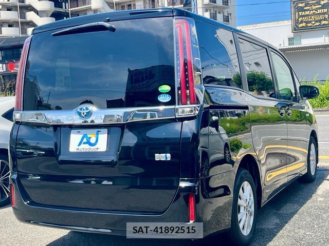 Toyota NOAH 2017-07 8219217-2