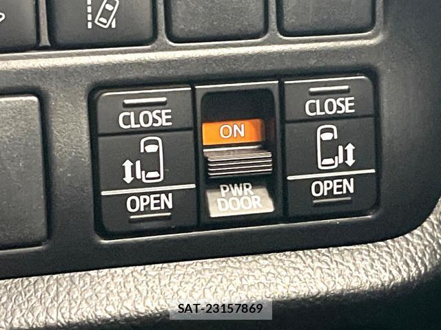 Toyota NOAH 2017-07 8219443-5