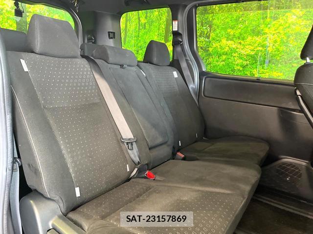 Toyota NOAH 2017-07 8219443-9