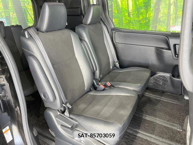 Toyota NOAH 2018-08 8219536-8