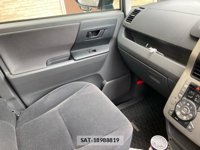 Toyota NOAH 2009-10 8219842-18
