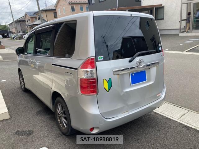 Toyota NOAH 2009-10 8219842-6