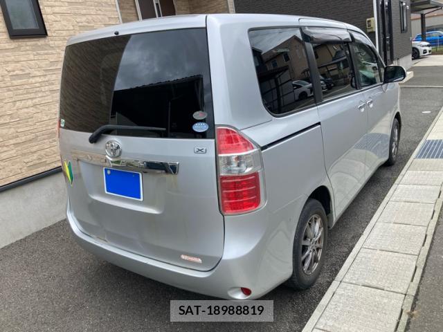 Toyota NOAH 2009-10 8219842-7
