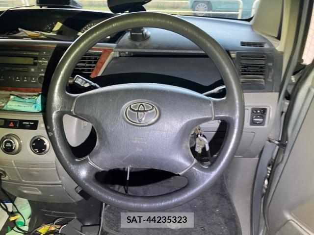 Toyota NOAH 2002-06 8220024-8