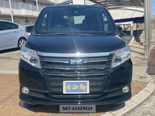 Toyota NOAH 2016-10 8221389-1
