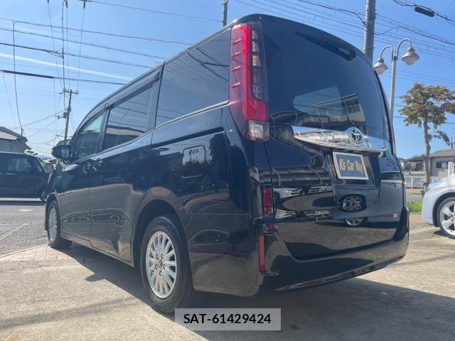 Toyota NOAH 2016-10 8221389-13