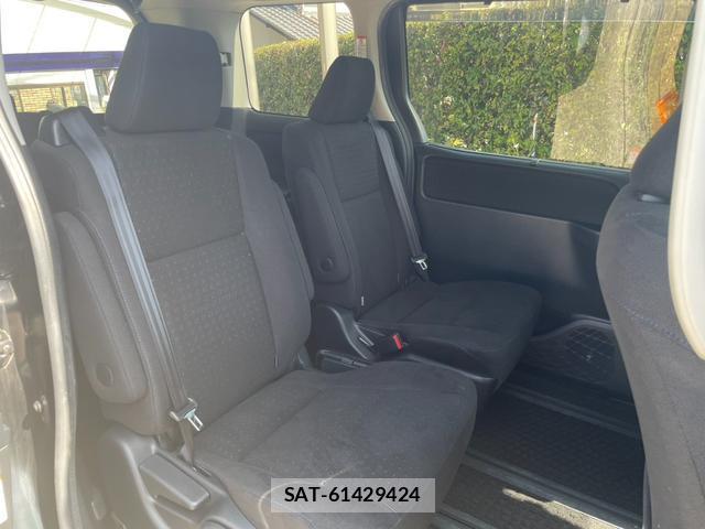 Toyota NOAH 2016-10 8221389-16